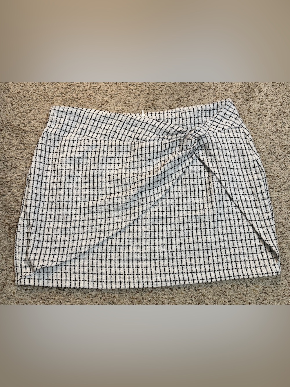 SHEIN Curve Black and White Checked Knot-Front Mini Skirt | 0XL